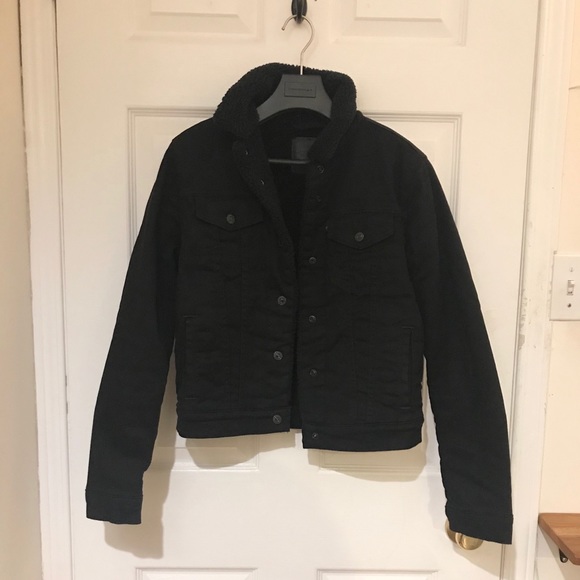 Levi’s black trucker jacket